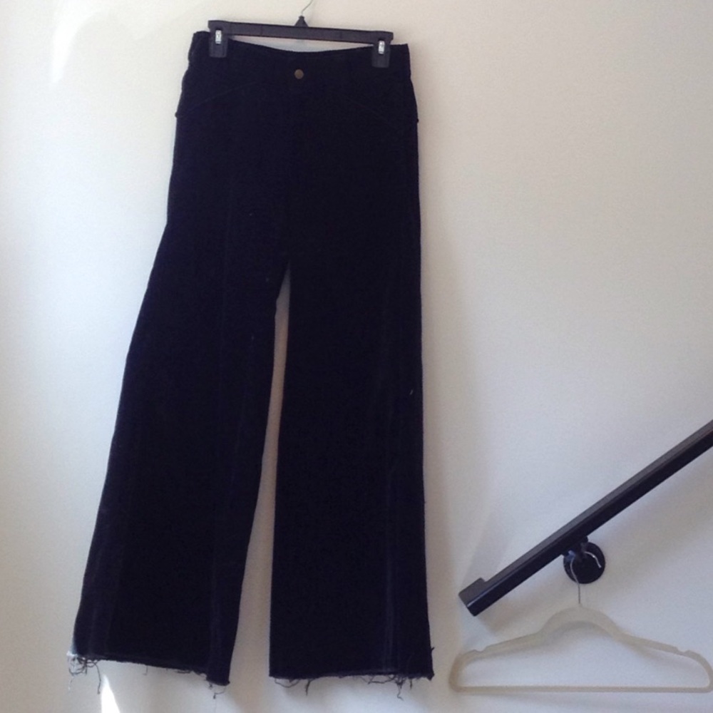 Black belt-bottom slacks.